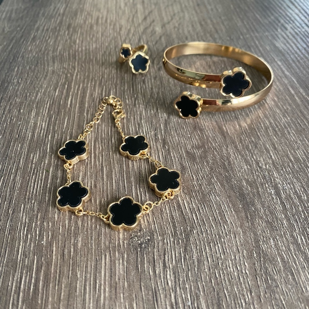 Elegant Black and Gold Clover Floral Jewelry Set - Picture 2 of 11